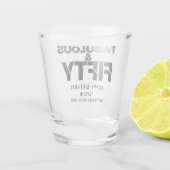 Fabulous and Fifty Birthday Black Bold Script Schnapsglas (Rückseite)