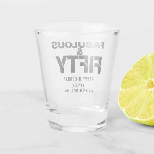 Fabulous and Fifty Birthday Black Bold Script Schnapsglas (Rückseite)