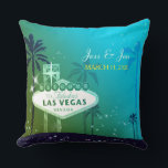 Fabulous Las Vegas Wedding Couple Keepake Kissen<br><div class="desc">Bekanntes Las Vegas-Straßenschild, hübsche Palmen und sterniger aquamariner und moosgrüner Himmel, illustriert auf den Cushions. Leicht zu personalisieren das Muster mit Ihrer eigenen Formulierung, um eine stilvolle & whimsical Hochzeit, Verlobung, Brautparty, Junggeselinnen-Abschied oder Jubiläum Geschenk zu schaffen! ((Sie finden die passenden Hochzeitsessentials & Favoriten in diesem Laden, Bridal Heaven. Wenden...</div>