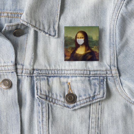 Facemaske Mona Lisa Lapel Button in einer gemütlic (Beispiel)