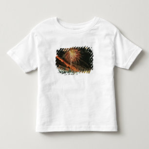 Fackelzug und Feuerwerk im Winter Kleinkind T-shirt
