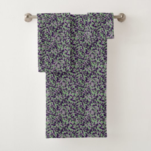 faded green and violet camo abstract badhandtuch set (Insitu)