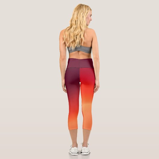 Fading Embers - Warme Abstrakte Fluid Art Capri Leggings (Rückseite)