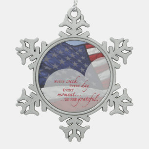 Fahne des patriotischen Herzens, militärische Aufw Schneeflocken Zinn-Ornament