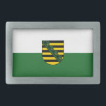Fahne des sächsischen Gürtelschnürels Rechteckige Gürtelschnalle<br><div class="desc">Gürtelschnalle mit variantenreicher sächsischer Fahne; Design mit zwei waagerechten grünen und weißen Streifen und mit dem Wappen des Staat in der Mitte</div>