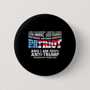 Fahne schwingt rot weiß und blau gegen Trump Button