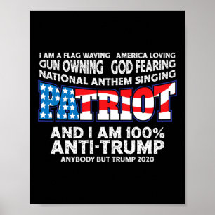 Fahne schwingt rot weiß und blau gegen Trump Poster