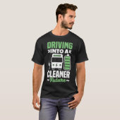 Fahren in ein saubereres zukünftiges Elektrofahrze T-Shirt (Vorne ganz)
