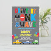 Fahren mit jungen Birthday Parade farbenfrohe Auto Einladung (Stehend Vorderseite)