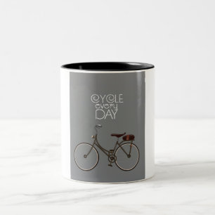 Fahren Sie jeden Tag. Zweifarbige Tasse