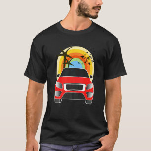 Fahren Sie mit dem Auto zum Strand in rotem Auto m T-Shirt