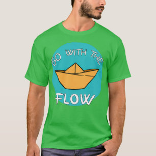 Fahren Sie mit dem Papierboot mit dem Fluss T-Shirt
