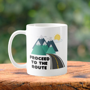 Fahren Sie zum Abenteuer "Route Outdoor" fort Kaffeetasse