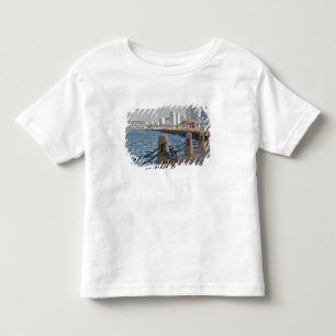 Fahrrad am Wasser mit der Skyline der Stadt Yantai Kleinkind T-shirt
