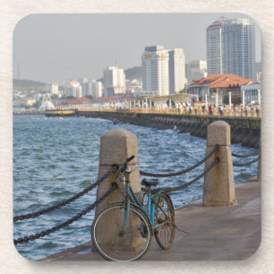 Fahrrad am Wasser mit der Skyline der Stadt Yantai Untersetzer