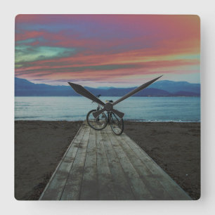 Fahrrad auf Pier Griechenland Quadratische Wanduhr