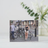 Fahrrad ein Minirock Postkarte (Stehend Vorderseite)