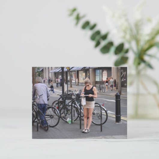 Fahrrad ein Minirock Postkarte (Stehend Vorderseite)