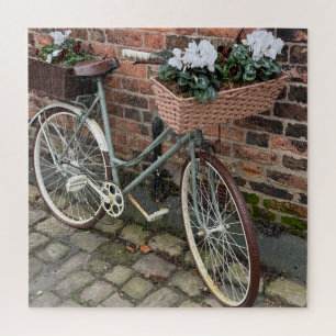 Fahrrad mit Körben von Blume in English Village Puzzle