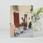 Fahrrad mit Roten Blume auf der europäischen Straß Karte (Stehend Vorderseite)