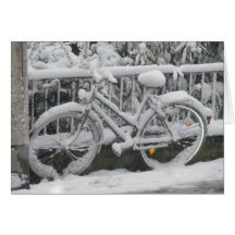 Fahrrad mit Schnee bedeckt