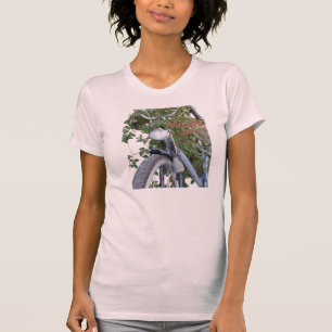 Fahrrad überzogen mit Clematis Blume App. T-Shirt