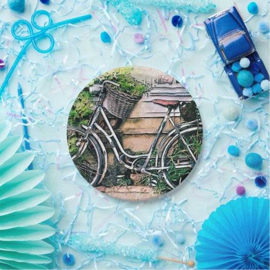 Fahrrad und Korb im Garten Pappteller (Party)