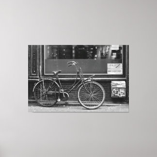 Fahrrad vor dem Schaufenster Leinwanddruck