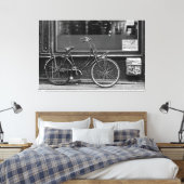 Fahrrad vor dem Schaufenster Leinwanddruck (Insitu (Schlafzimmer))