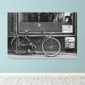 Fahrrad vor dem Schaufenster Leinwanddruck (Insitu (Holzboden))