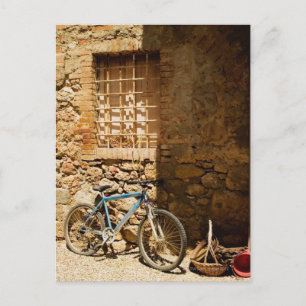 Fahrrad vor einer Mauer, Monteriggioni, Siena Postkarte