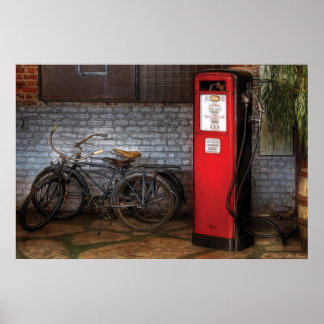 Fahrrad - zwei Fahrräder und eine Gaspumpe Poster