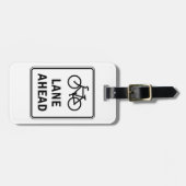 Fahrradbahn vor dem Schild Straßenverkehrssicherhe Gepäckanhänger (Vorderseite horizontal)