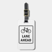 Fahrradbahn vor dem Schild Straßenverkehrssicherhe Gepäckanhänger (Vorderseite vertikal)