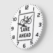 Fahrradbahn vor dem Schild Straßenverkehrssicherhe Große Wanduhr (Winkel)