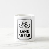 Fahrradbahn vor dem Schild Straßenverkehrssicherhe Kaffeetasse