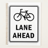 Fahrradbahn vor dem Schild Straßenverkehrssicherhe Planer (Vorderseite)