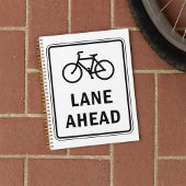 Fahrradbahn vor dem Schild Straßenverkehrssicherhe Planer