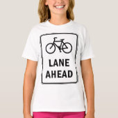 Fahrradbahn vor dem Schild Straßenverkehrssicherhe T-Shirt (Vorderseite)