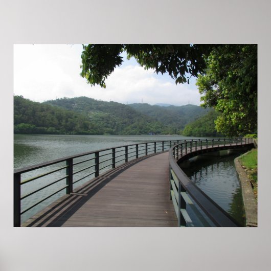 Fahrradbrücke über Wasser Poster (Vorne)