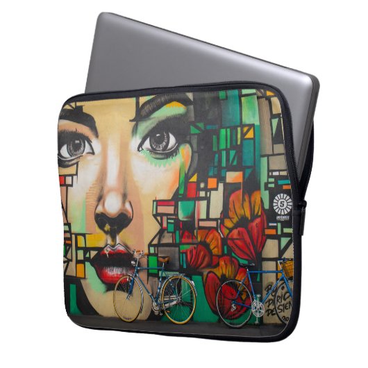 Fahrräder an der Graffiti-Wand Laptopschutzhülle (Vorderseite Links)