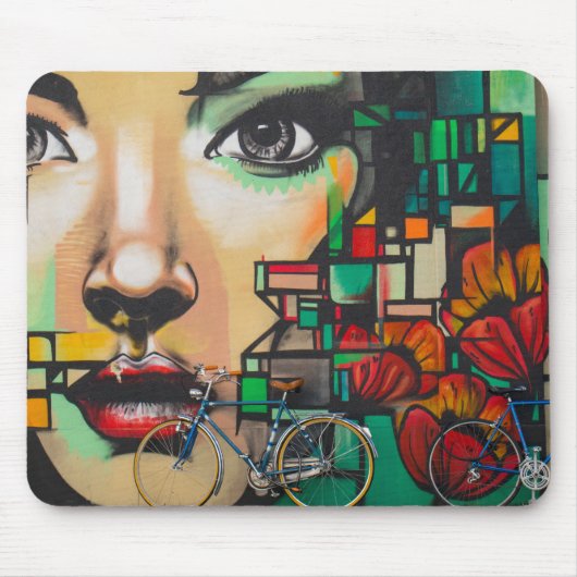Fahrräder an der Graffiti-Wand Mousepad (Vorne)