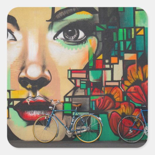 Fahrräder an der Graffiti-Wand Quadratischer Aufkleber (Vorderseite)