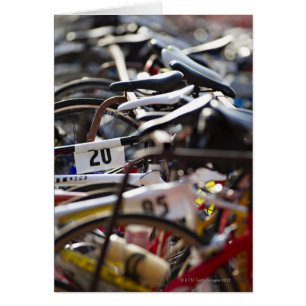 Fahrräder auf dem Gestell an einem Triathlon