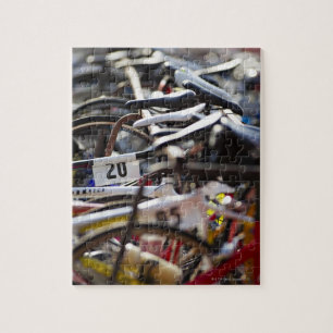 Fahrräder auf dem Gestell an einem Triathlon Puzzle