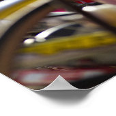 Fahrräder auf dem Rack bei einem Triathlon-Rennen Poster (Ecke)