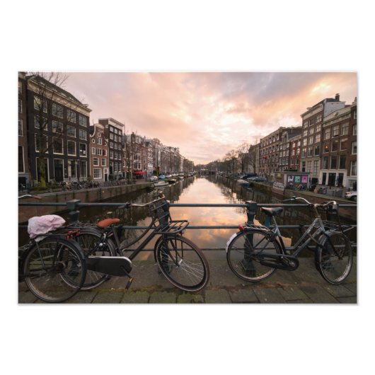 Fahrräder bei Sonnenuntergang in Amsterdam Fotodruck (Vorne)