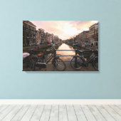 Fahrräder bei Sonnenuntergang in Amsterdam Leinwanddruck (Insitu (Holzboden))