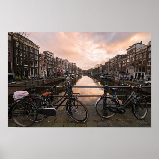 Fahrräder bei Sonnenuntergang in Amsterdam Poster (Vorne)