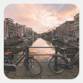 Fahrräder bei Sonnenuntergang in Amsterdam Quadratischer Aufkleber